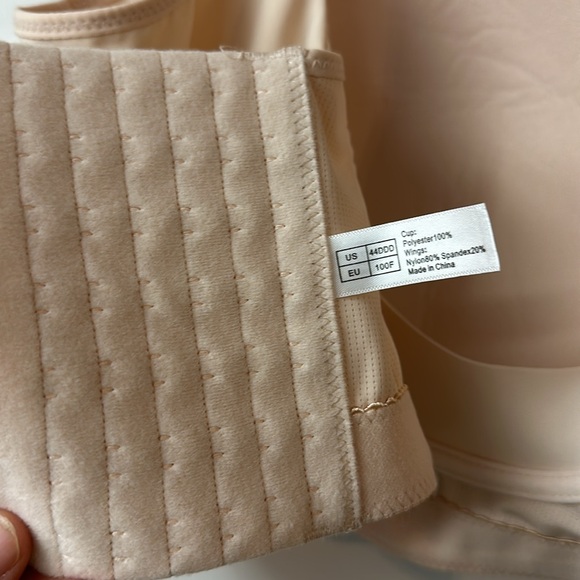 NWOT EXTRA WIDE BAND BRA. Size 44DDD. CREAM. NO underwire. EXCELLENT CONDITION. - Picture 6 of 10